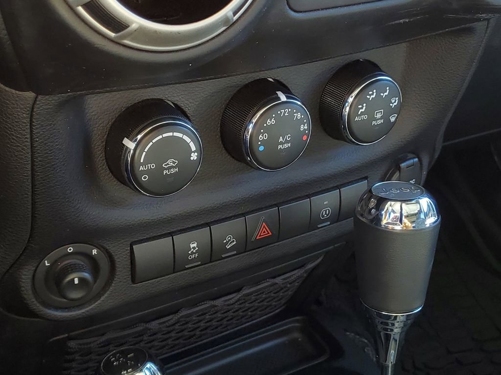 Used 2017 Jeep Wrangler Unlimited Sahara w/ Connectivity Group image 18