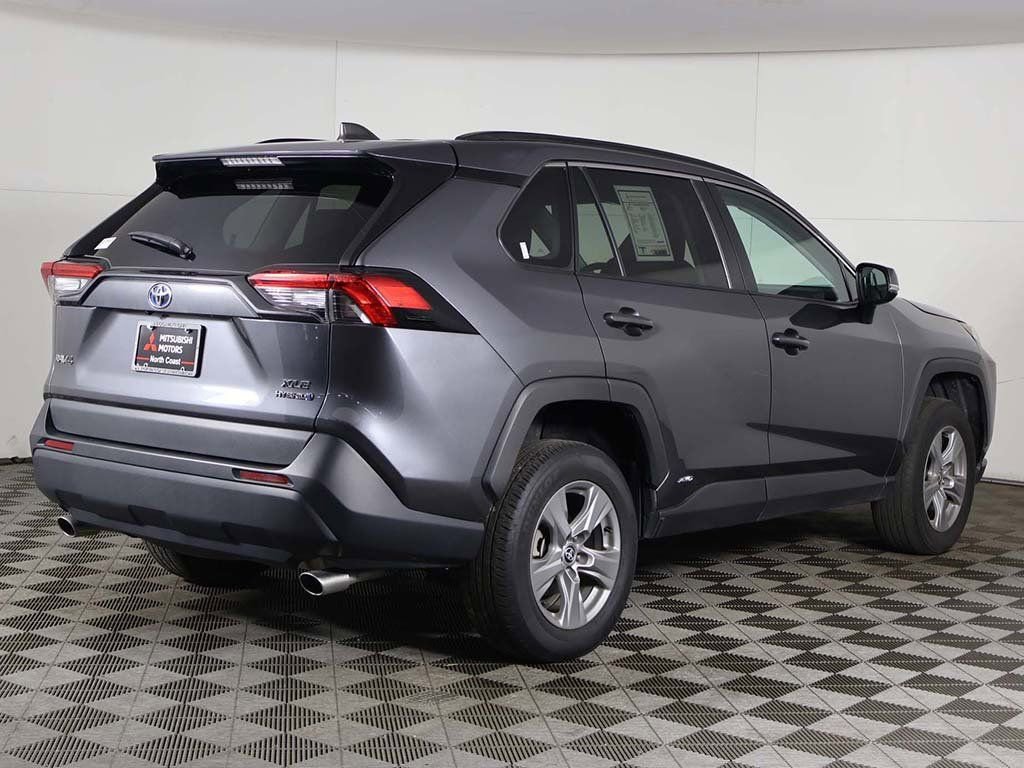 Used 2022 Toyota RAV4 XLE w/ Convenience Package image 9