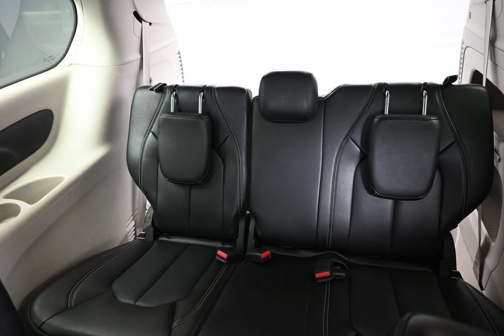 Used 2024 Chrysler Pacifica Touring-L FWD image 24