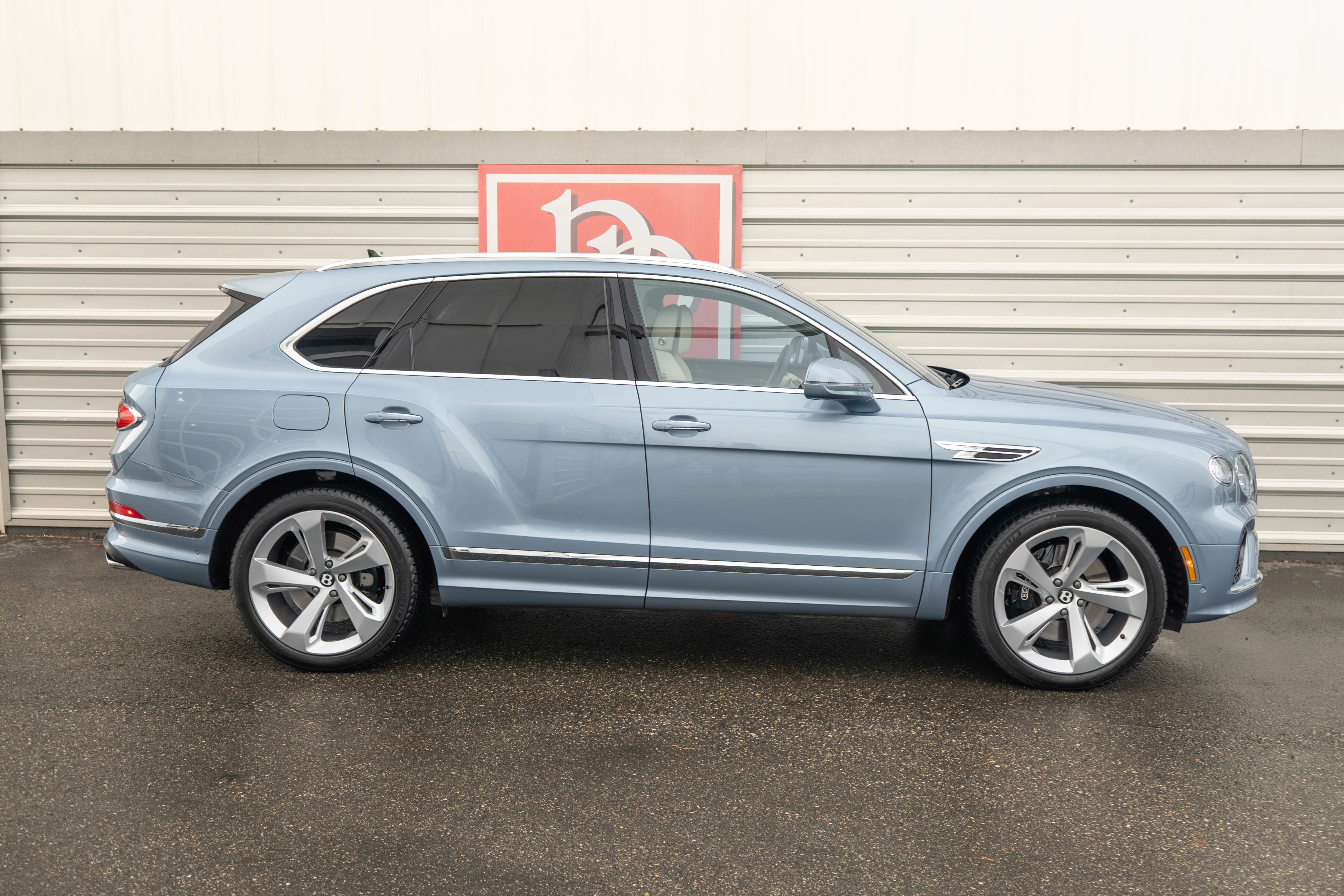 Used 2023 Bentley Bentayga image 49