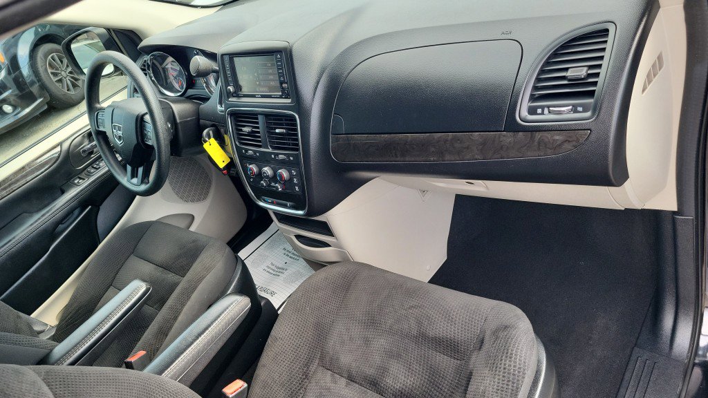 Used 2019 Dodge Grand Caravan SE w/ UConnect Hands-Free Group FWD image 17