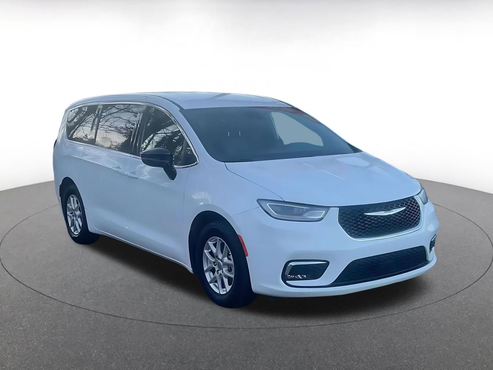 Used 2025 Chrysler Pacifica Select image 3