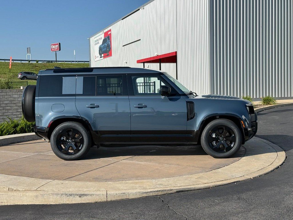 Used 2025 Land Rover Defender 110 X-Dynamic SE AWD/4WD image 2