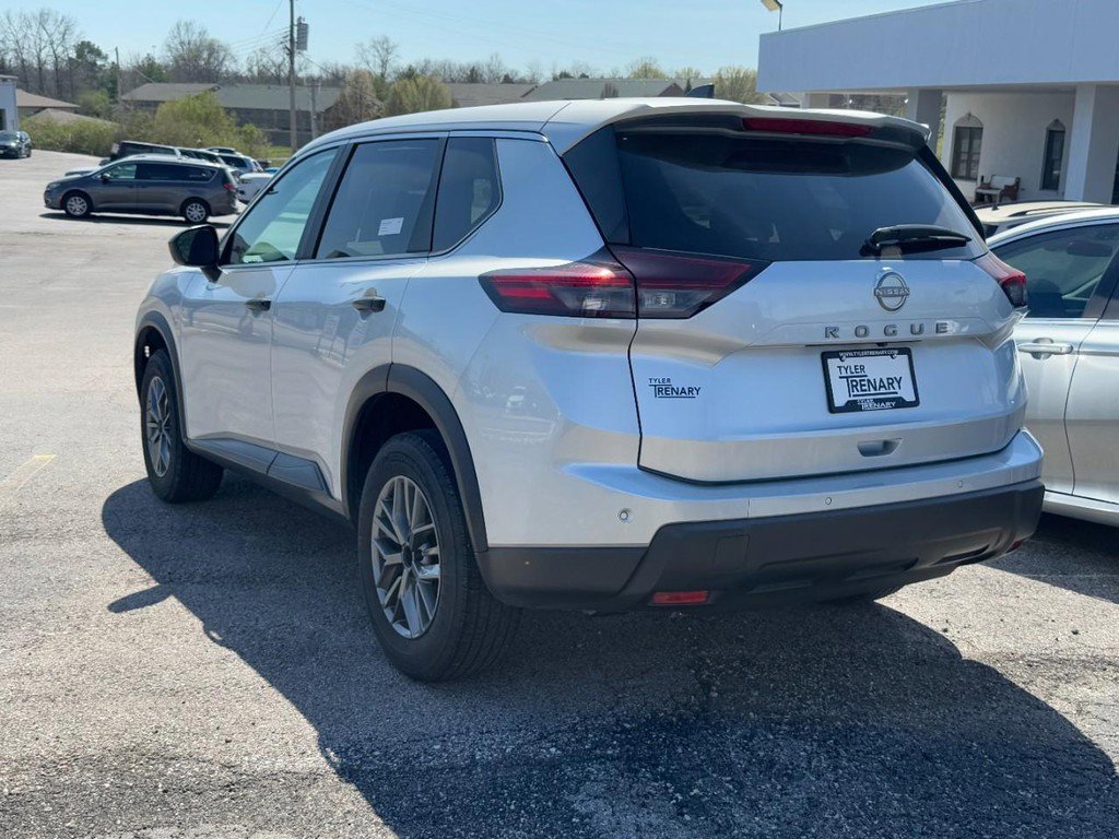 Used 2024 Nissan Rogue S FWD image 5