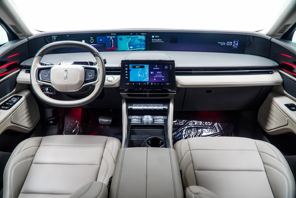 Used 2025 Lincoln Nautilus Premier AWD/4WD image 7