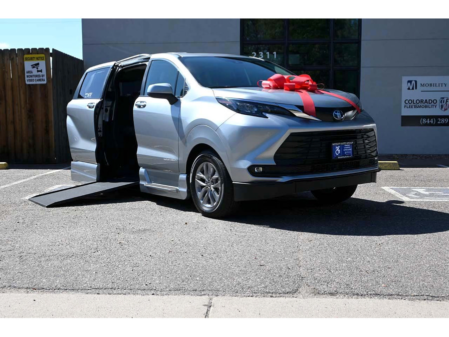 New 2025 Toyota Sienna XLE w/ XLE Plus Package AWD/4WD image 2