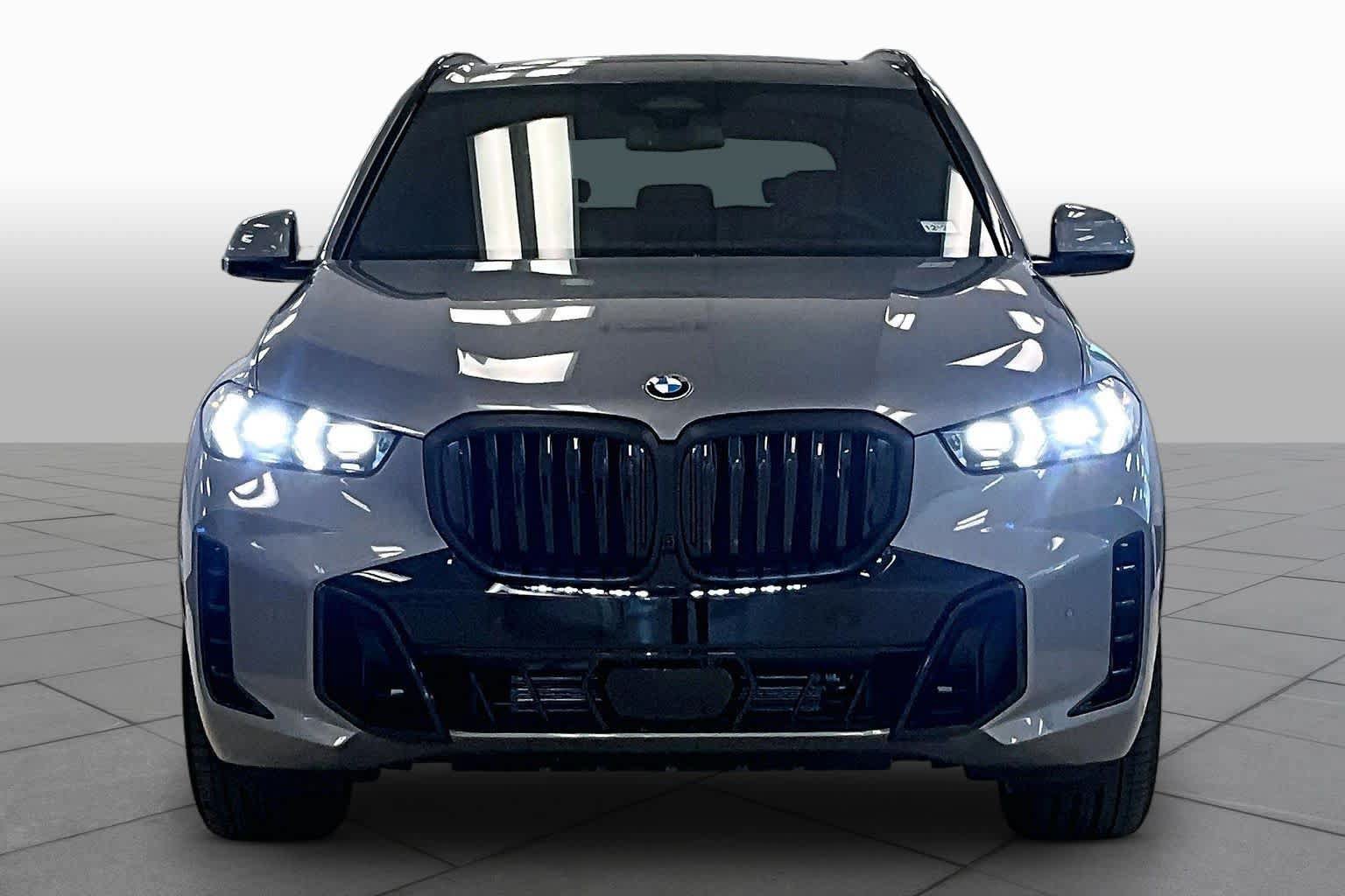 Used 2025 BMW X5 xDrive40i w/ M Sport Package AWD/4WD image 3