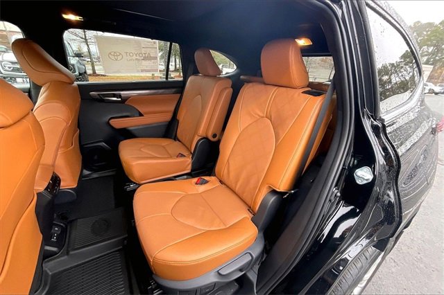 New 2026 Toyota Highlander Platinum image 10