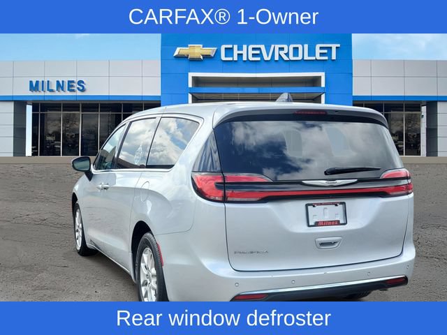 Used 2023 Chrysler Pacifica Touring-L FWD image 3