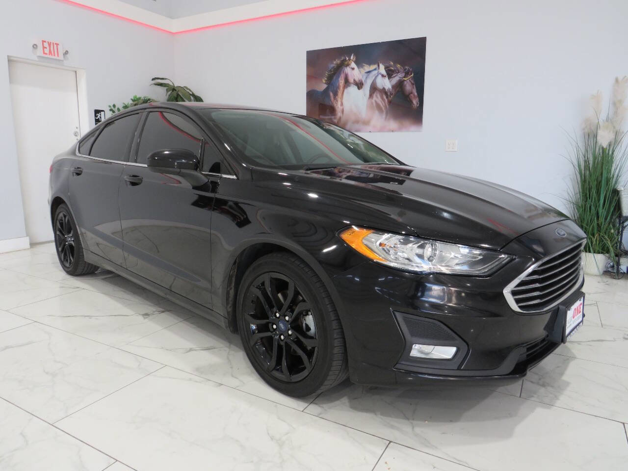 Used 2019 Ford Fusion SE w/ Equipment Group 151A FWD image 2