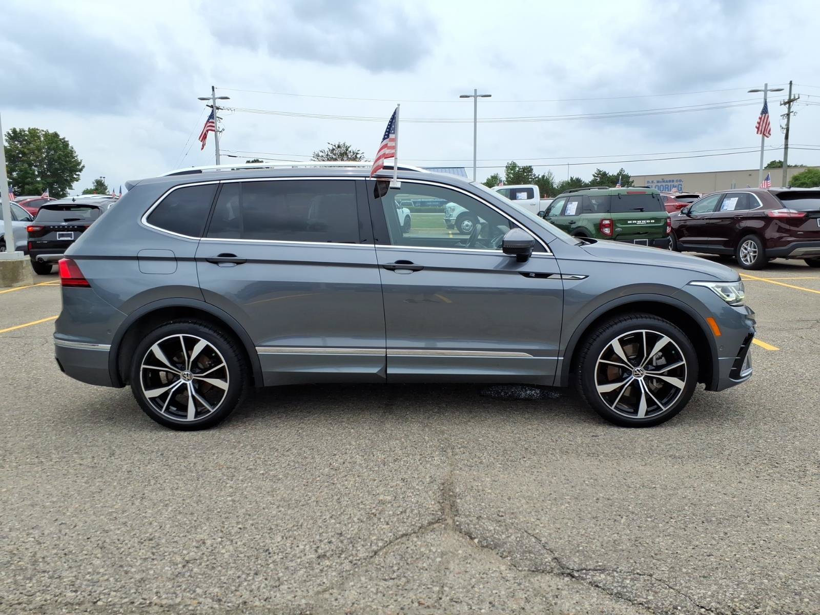 Used 2022 Volkswagen Tiguan SEL R-Line AWD/4WD image 9