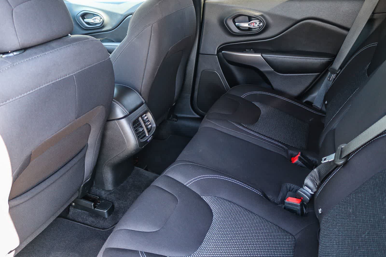 Used 2019 Jeep Cherokee Latitude w/ Popular Appearance Group FWD image 17