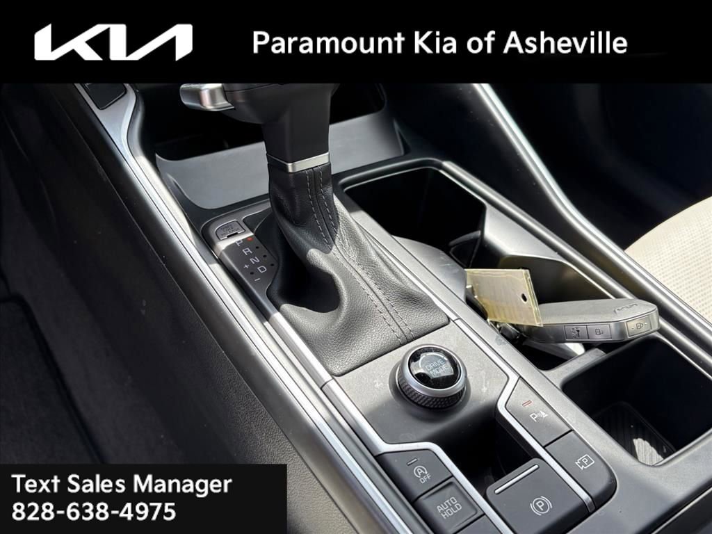 Certified 2025 Kia Sorento S image 27