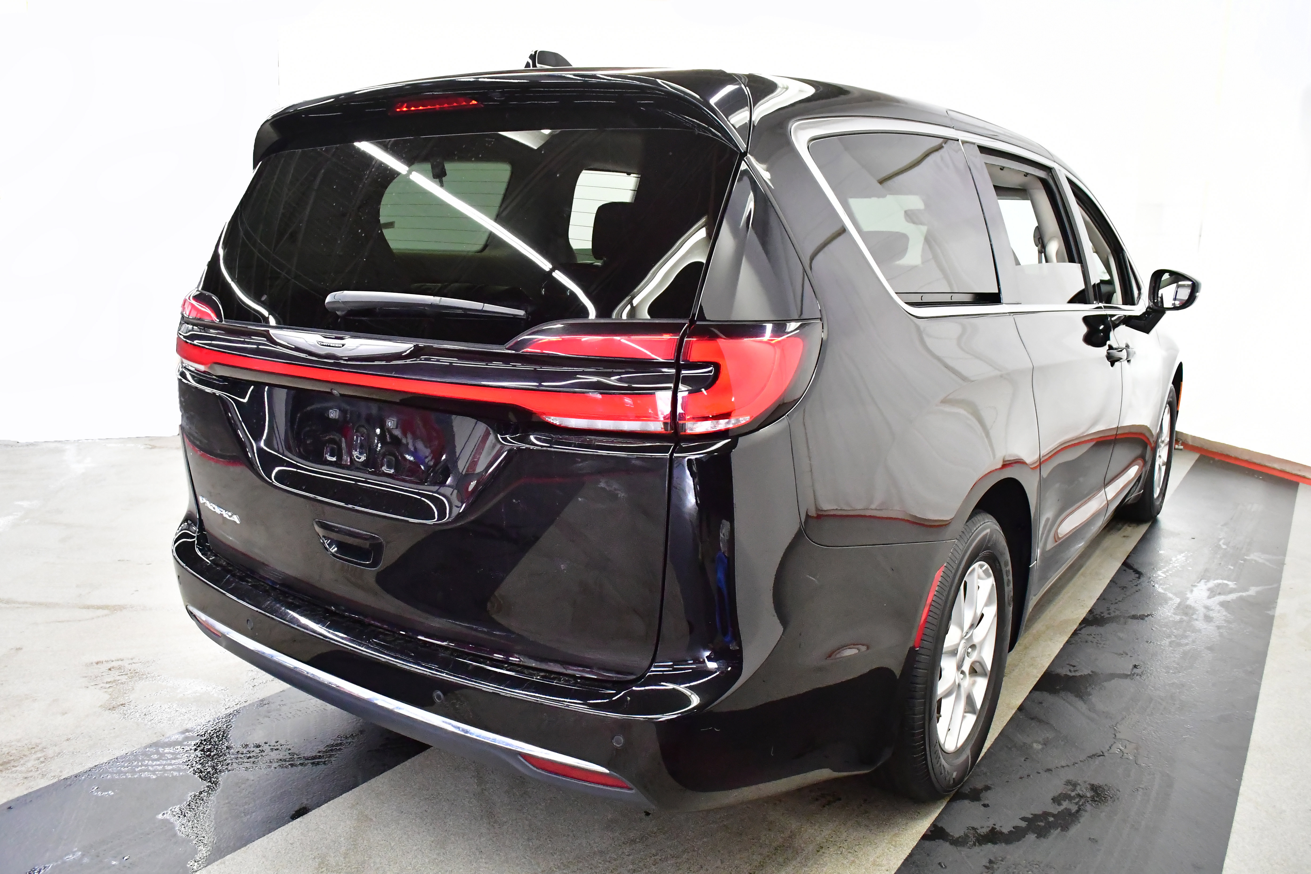 Used 2024 Chrysler Pacifica Touring-L image 12