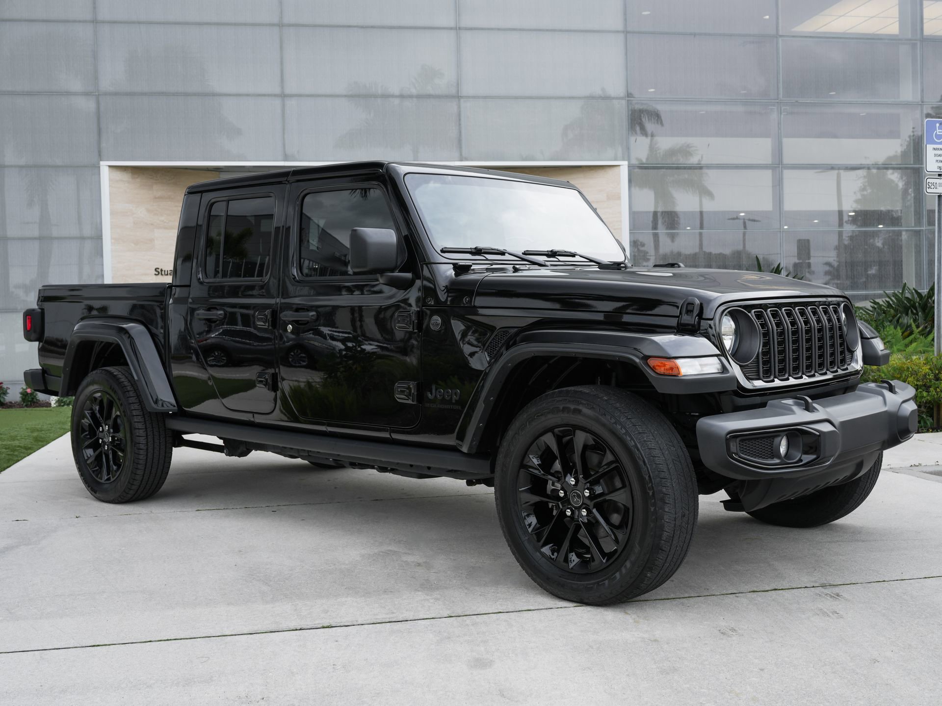 Used 2024 Jeep Gladiator Sport AWD/4WD image 3