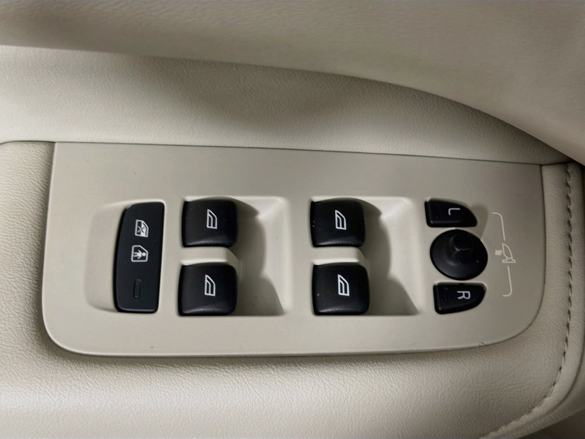 Certified 2023 Volvo XC60 B5 Plus w/ Protection Package Premier FWD image 18