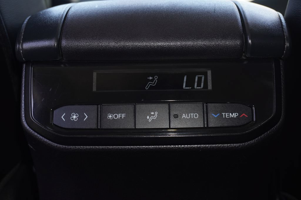 Used 2023 Toyota Highlander XLE FWD image 13