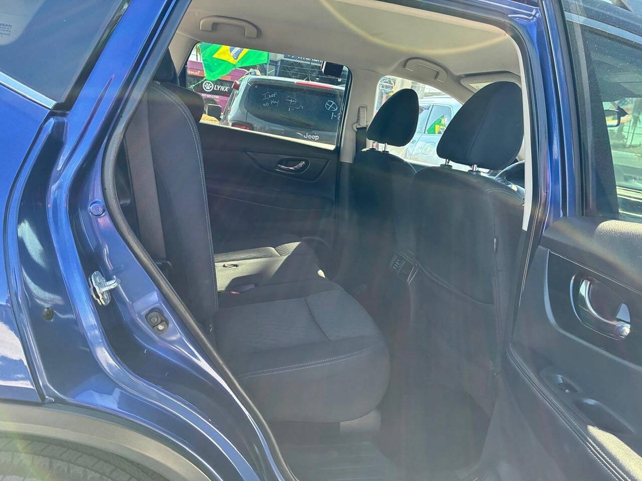 Used 2018 Nissan Rogue SV FWD image 8