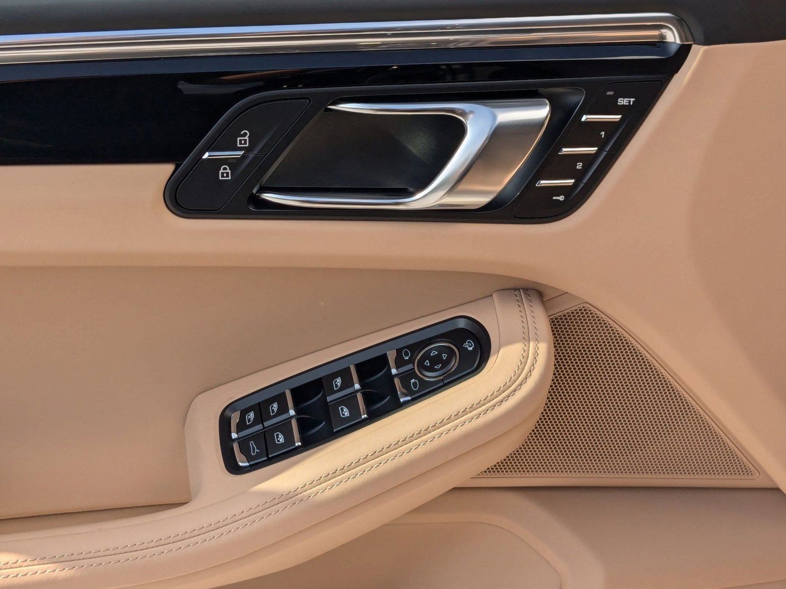 Certified 2025 Porsche Macan image 15