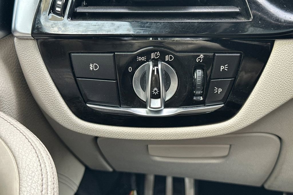 Used 2018 BMW 540i w/ M Sport Package image 31