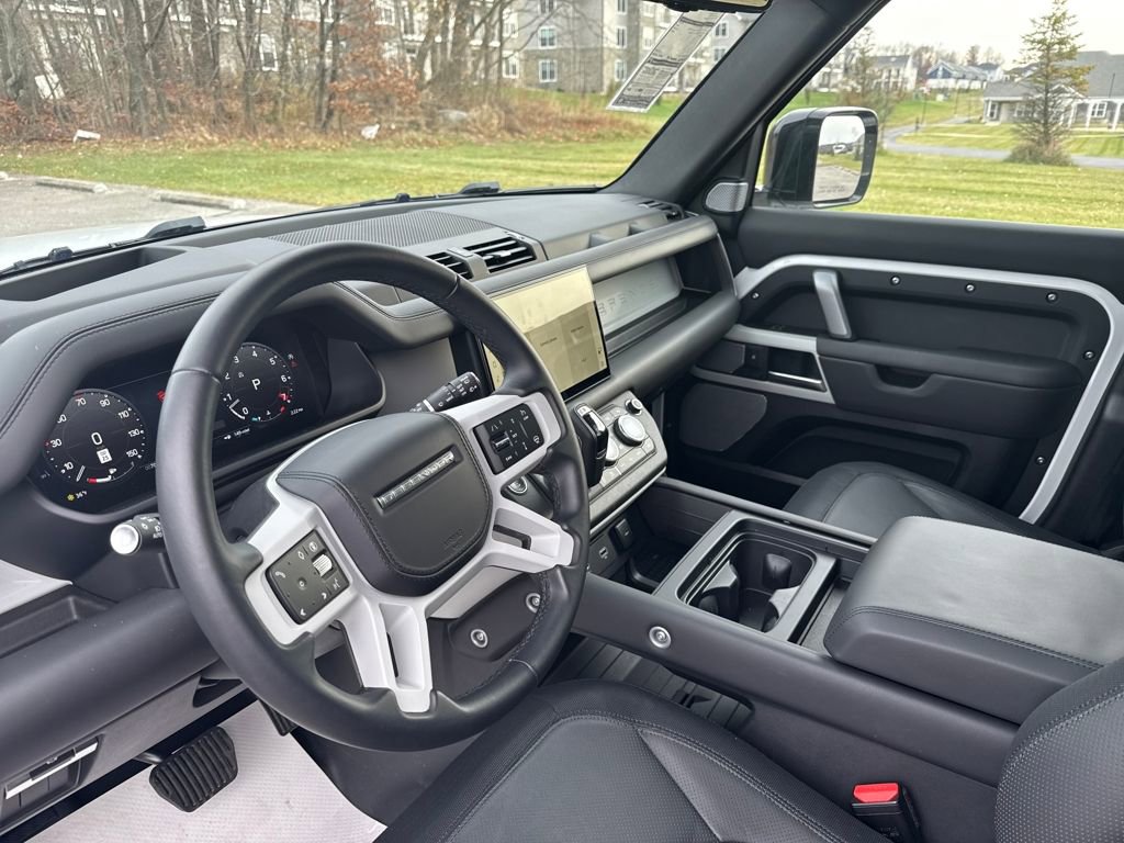 New 2024 Land Rover Defender 130 X-Dynamic SE image 12