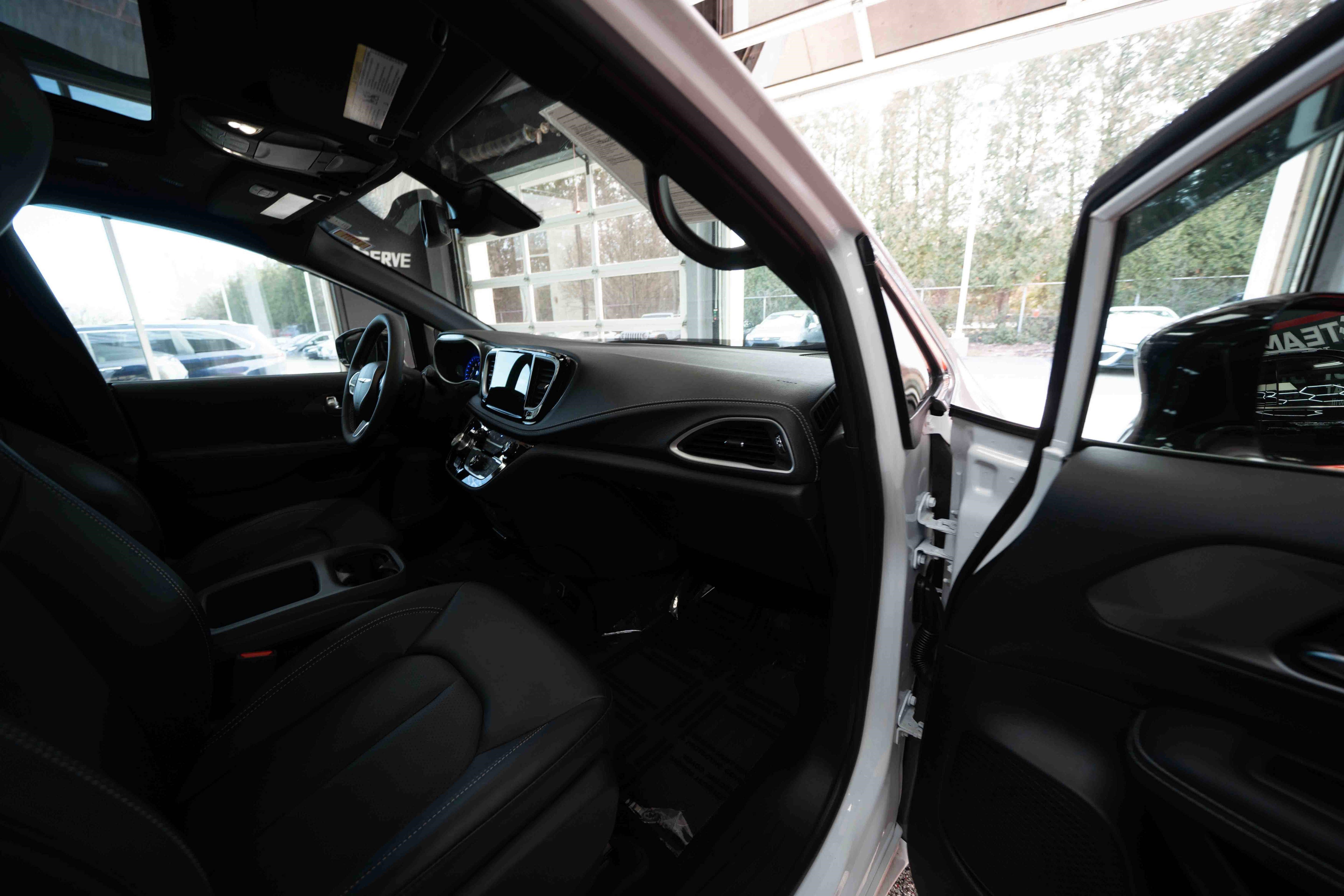 Used 2025 Chrysler Pacifica Select image 26