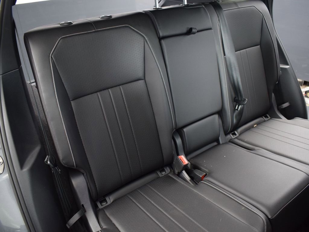 Certified 2022 Volkswagen Tiguan SE R-Line image 12