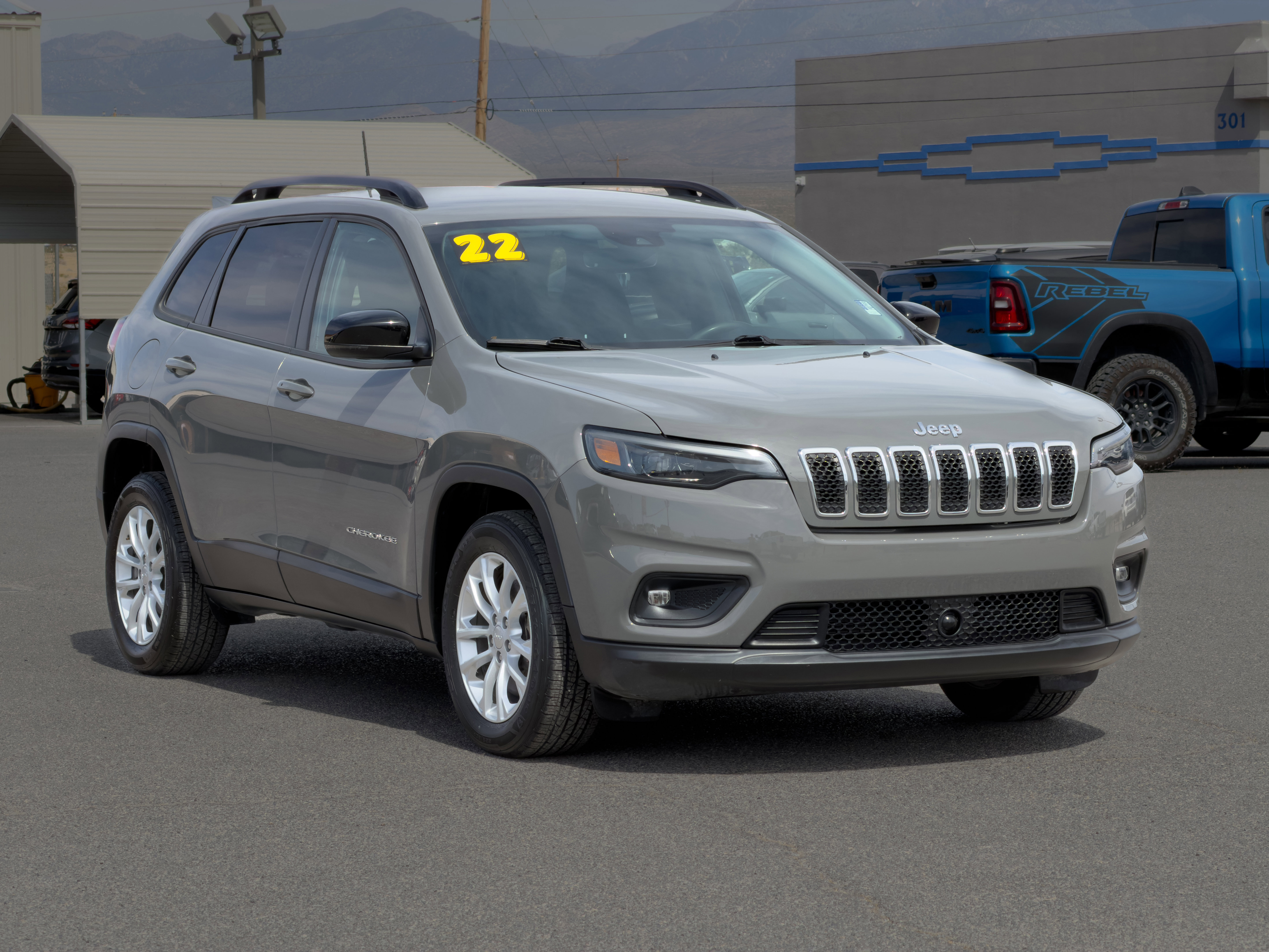 Used 2022 Jeep Cherokee Latitude Lux w/ Mopar Interior Package FWD image 7