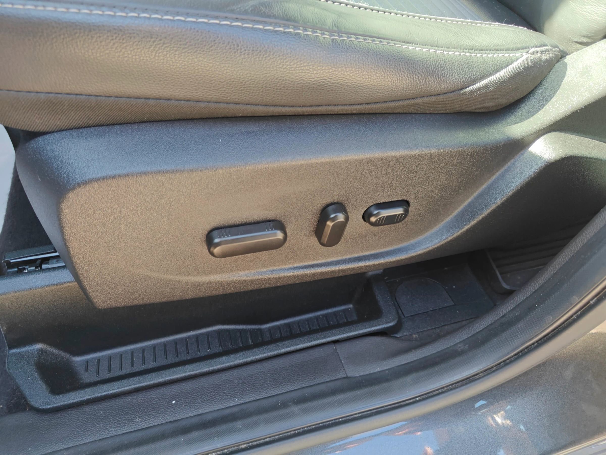 Used 2018 Ford Escape SE w/ SE Sport Appearance Package image 12