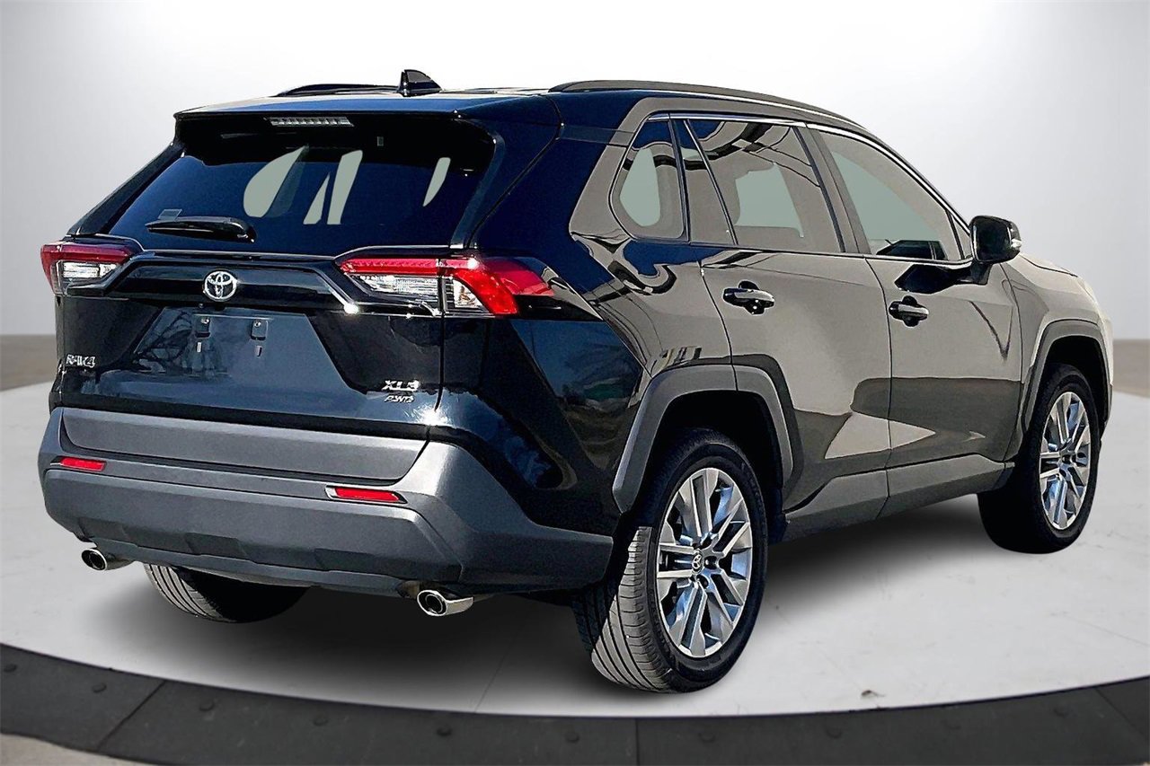 Used 2022 Toyota RAV4 XLE Premium image 9