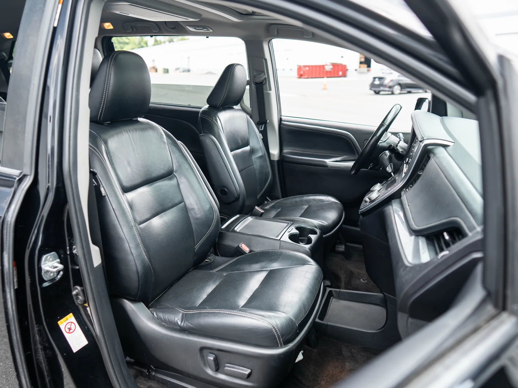 Used 2018 Toyota Sienna SE image 19