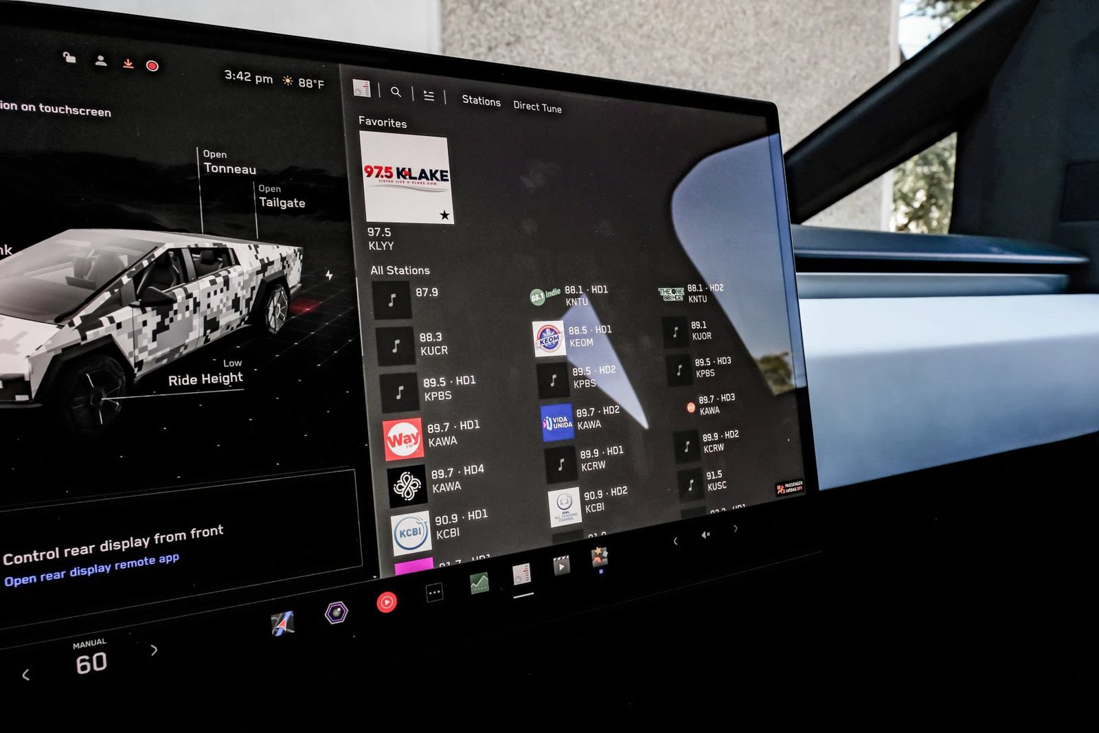Used 2024 Tesla Cybertruck AWD Crew Cab image 39