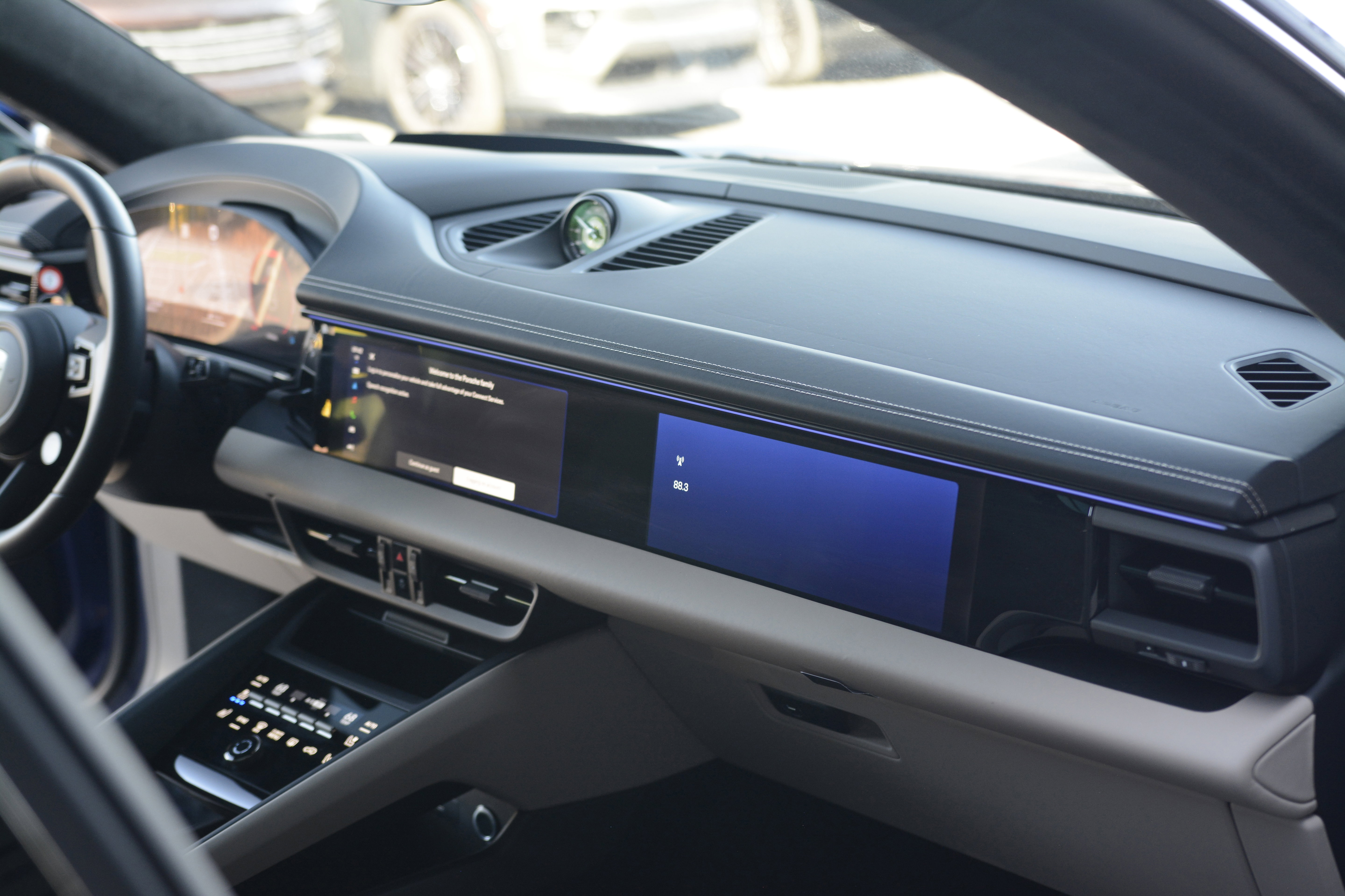 Certified 2025 Porsche Macan Turbo Electric AWD/4WD image 25