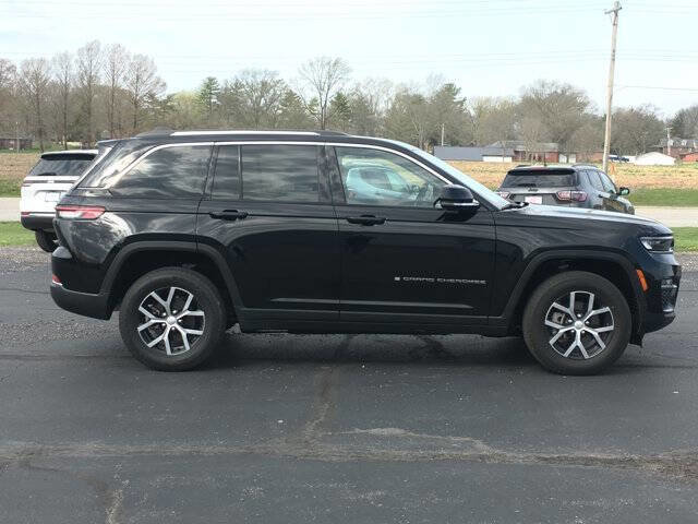 Used 2023 Jeep Grand Cherokee Limited AWD/4WD image 2