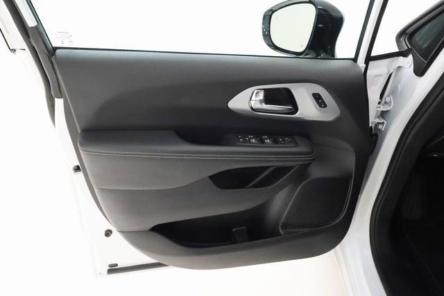 Used 2025 Chrysler Pacifica Limited image 8