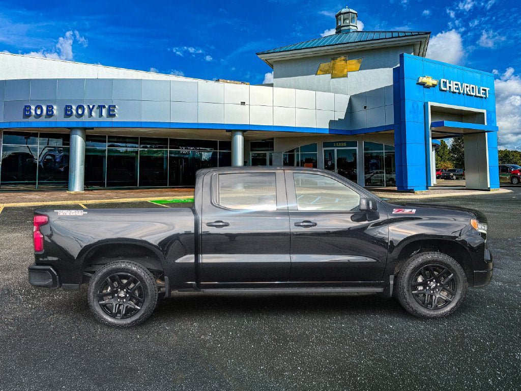 Used 2025 Chevrolet Silverado 1500 LT Trail Boss w/ LT Trail Boss Premium Package AWD/4WD image 2