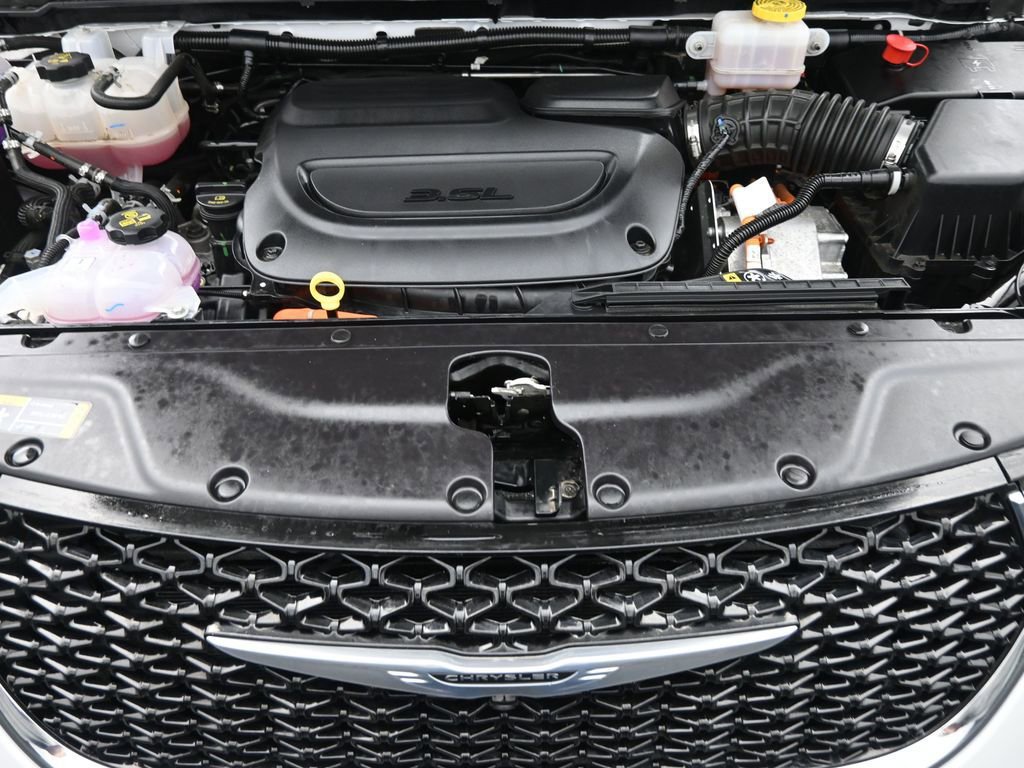 Used 2025 Chrysler Pacifica Select w/ Uconnect Theater Family Group image 22