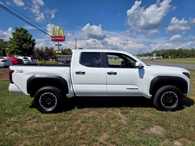 Used 2025 Toyota Tacoma TRD Off-Road AWD/4WD image 9