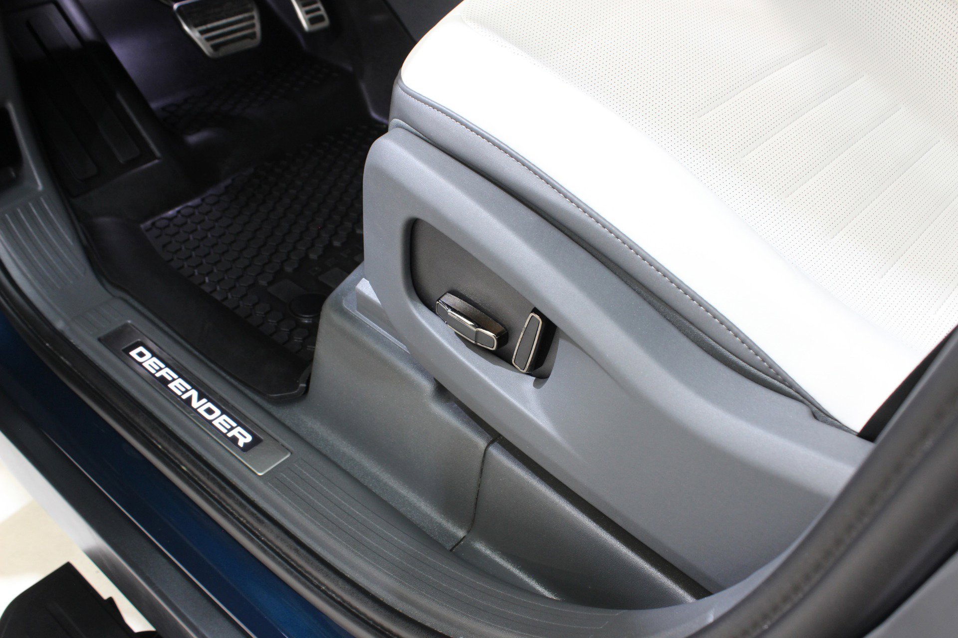 Used 2026 Land Rover Defender 110 image 40