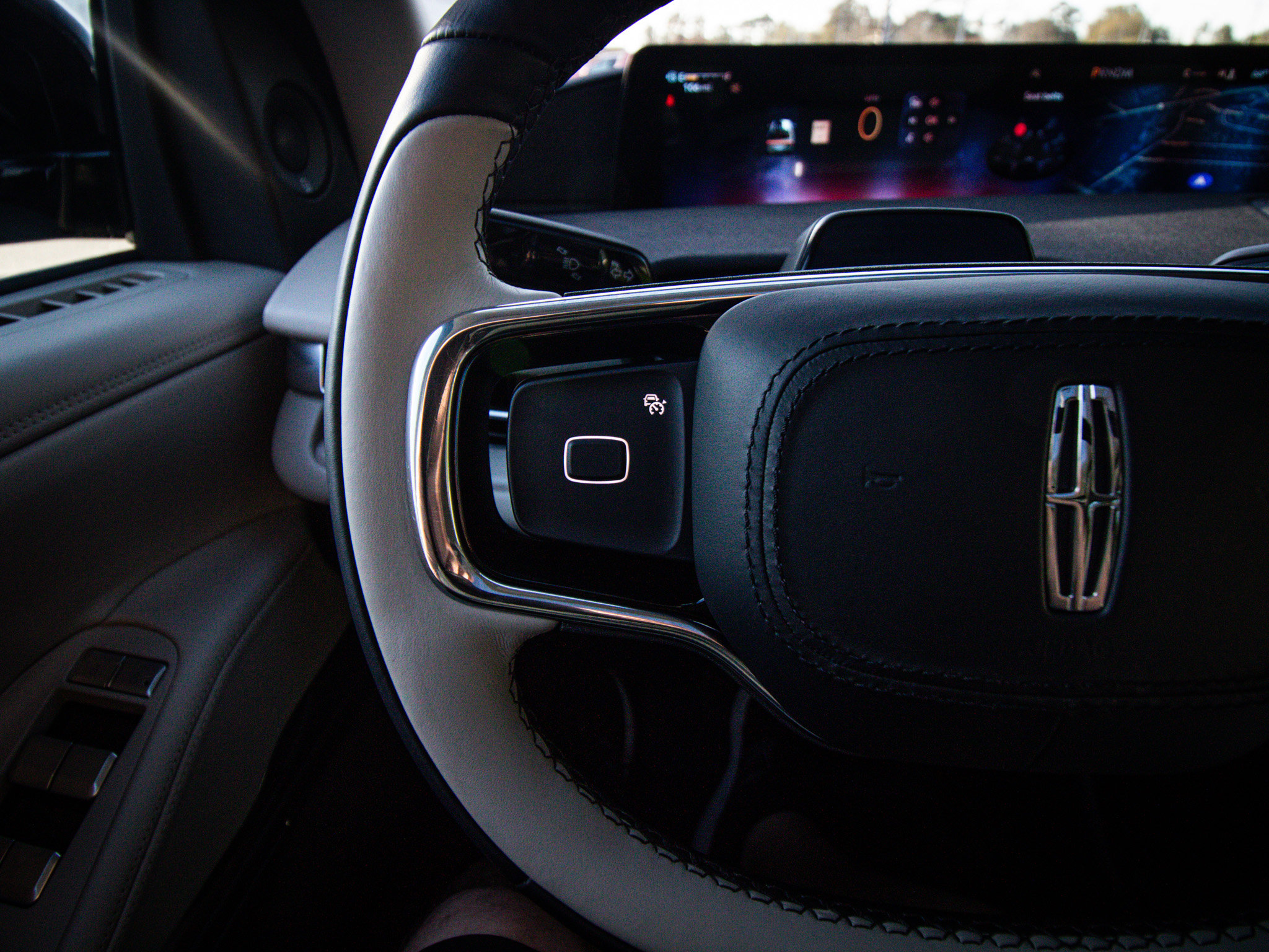 Used 2025 Lincoln Navigator Reserve image 19