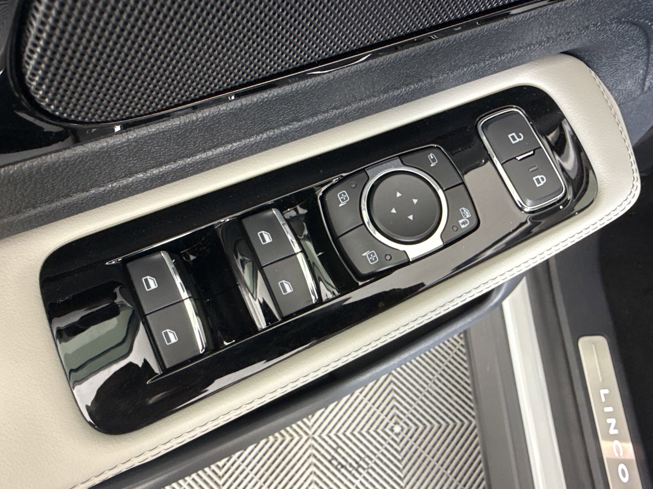 Used 2025 Lincoln Aviator Reserve w/ Illumination Package image 12