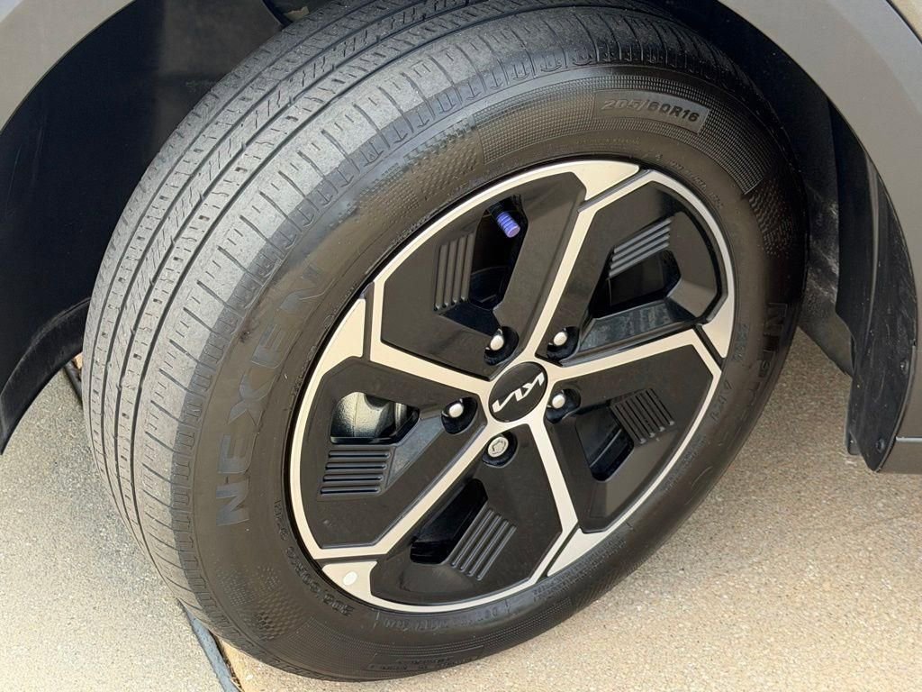 Used 2025 Kia Niro LX FWD image 9