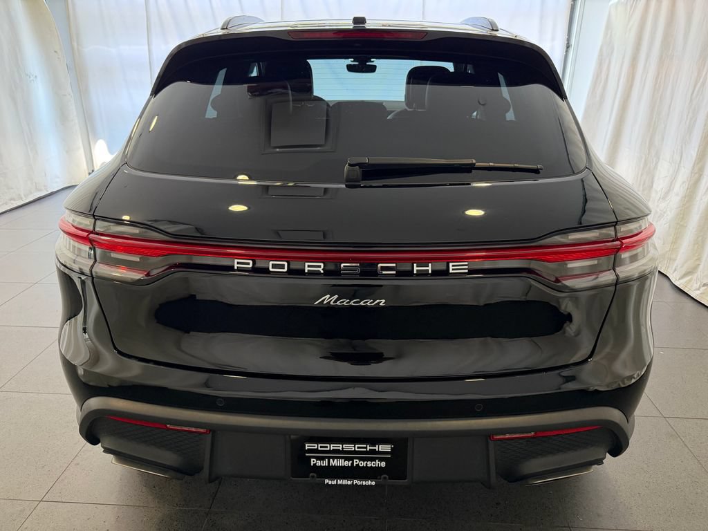 Certified 2023 Porsche Macan AWD/4WD image 8