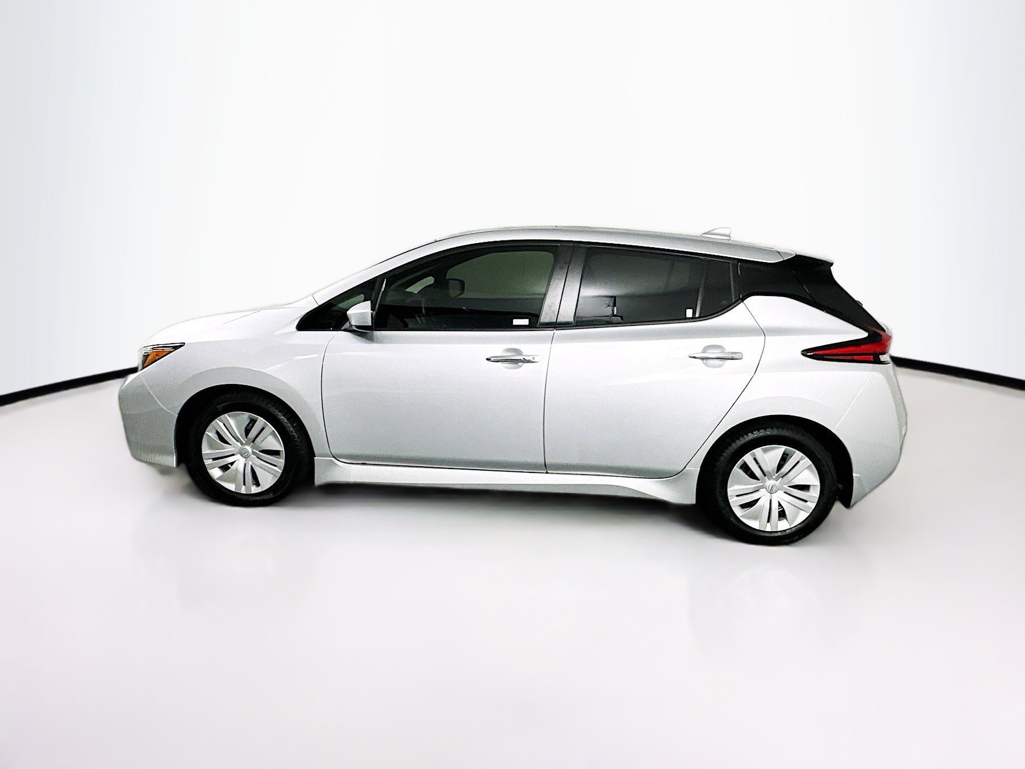 Used 2024 Nissan Leaf S FWD image 4
