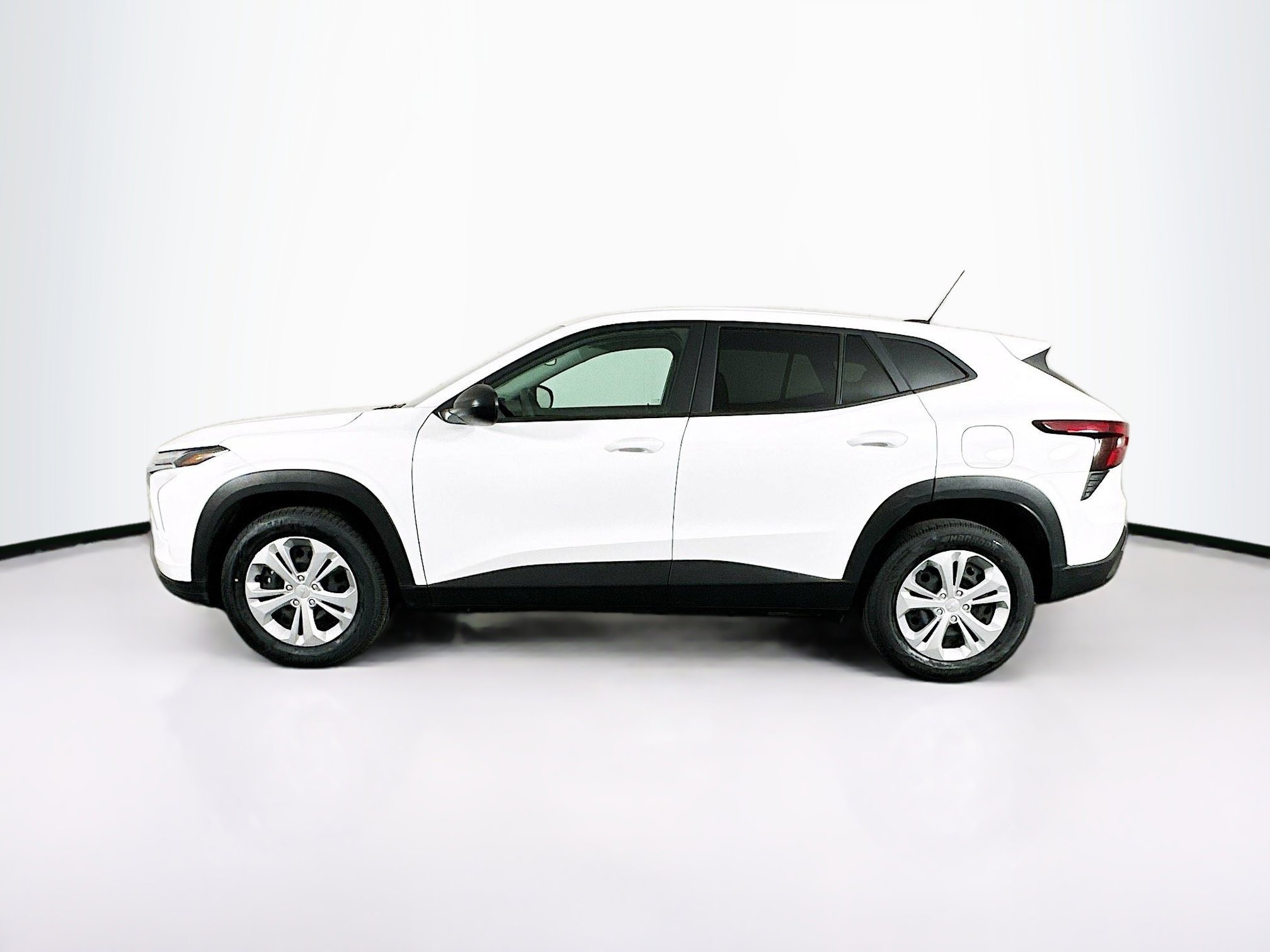 Used 2025 Chevrolet Trax LS image 4