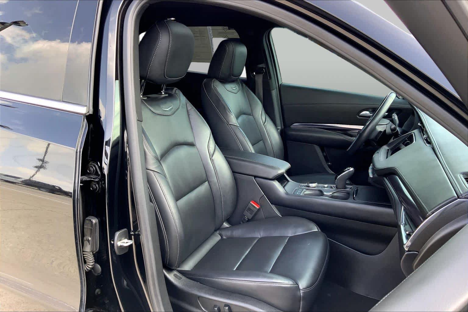 Used 2023 Cadillac XT4 Luxury w/ Cold Weather Package FWD image 16