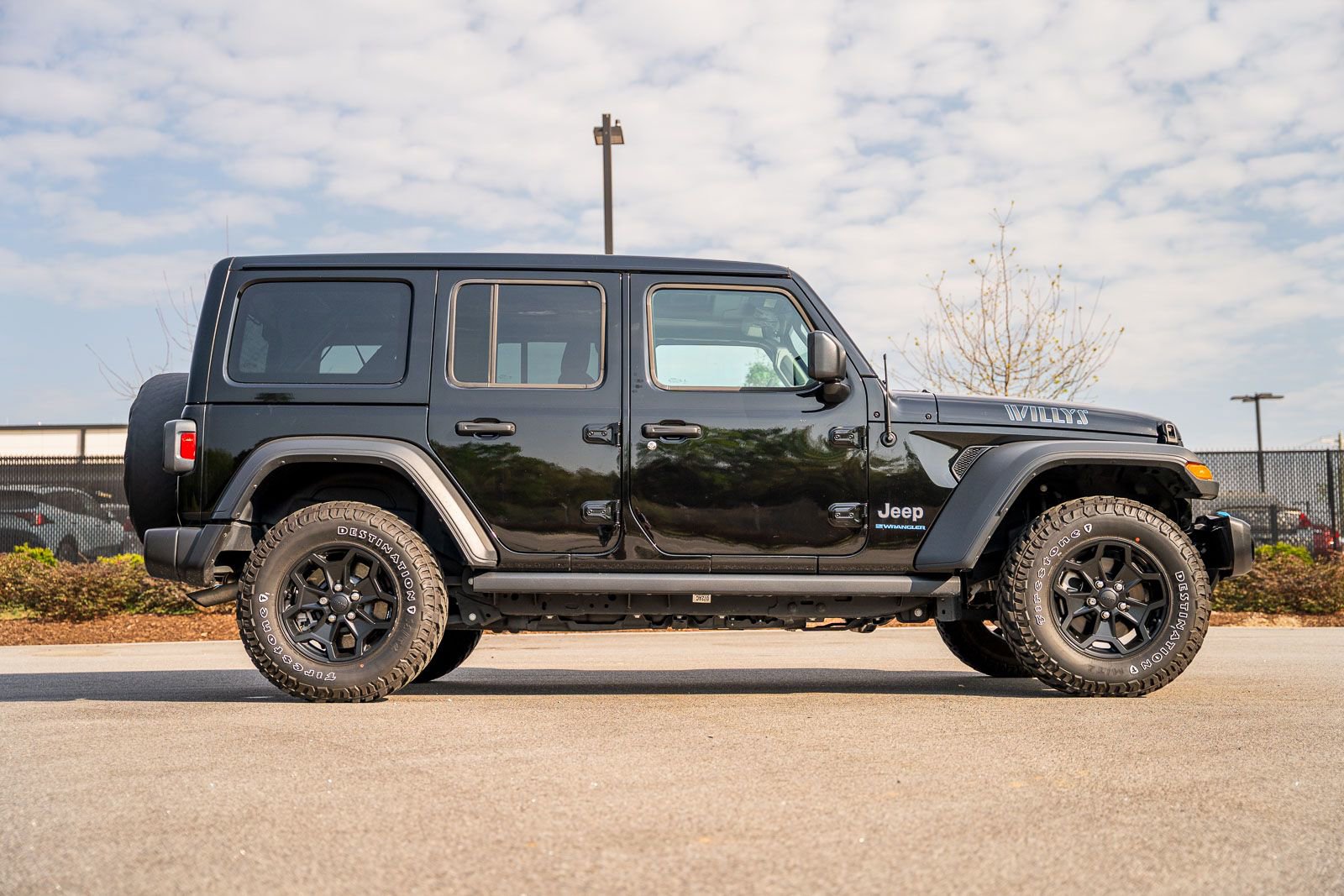 Used 2023 Jeep Wrangler Unlimited w/ Sun & Screen Package image 11