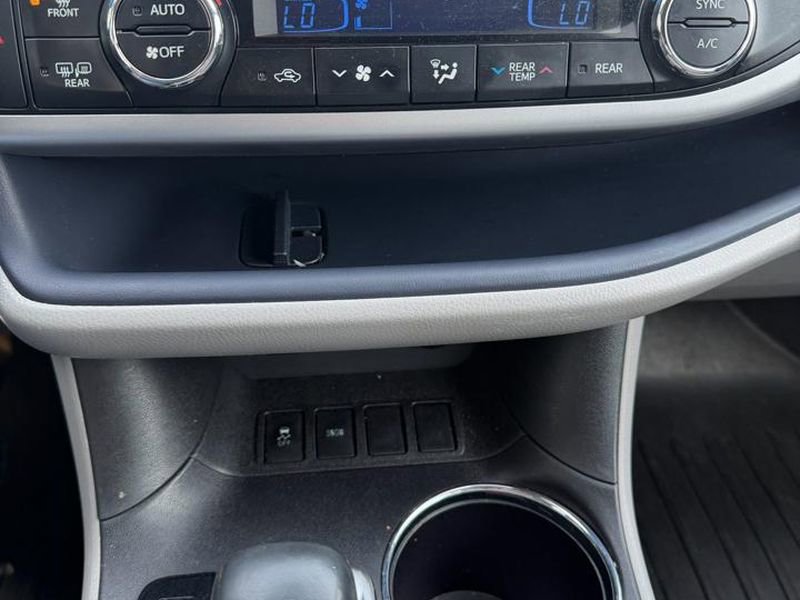Used 2018 Toyota Highlander XLE FWD image 17