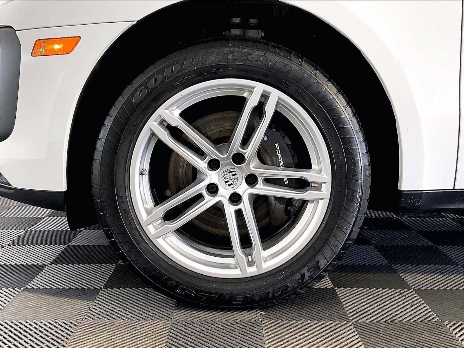 Certified 2023 Porsche Macan AWD/4WD image 11