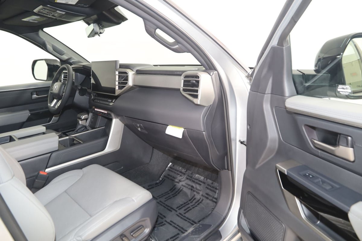 Used 2025 Toyota Tundra Limited AWD/4WD image 41